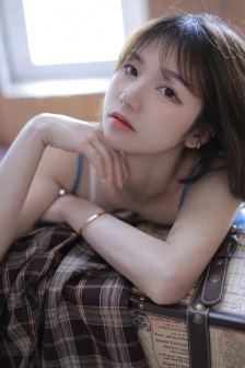 双腿挂他肩上撞击轻哼